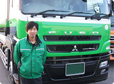 トラックと男性スタッフの写真