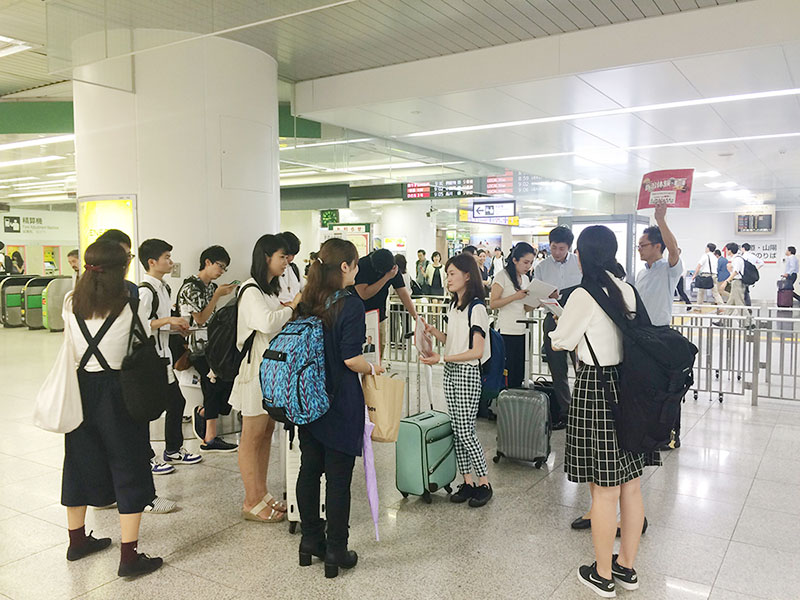 時間前に東京駅に集合している学生たちの様子