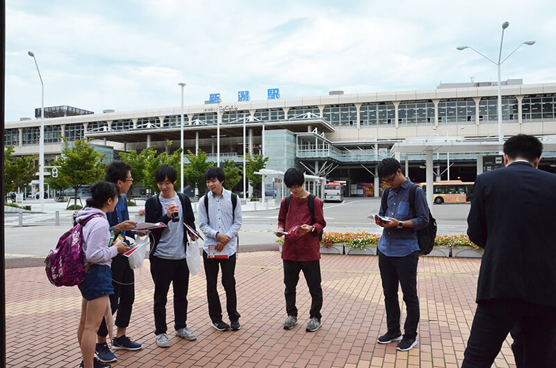 時間前に東京駅に集合している学生たちの様子