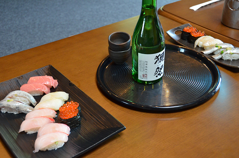 日本酒の「獺祭」と寿司の写真