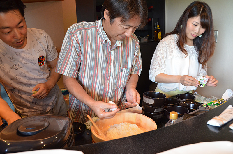 寿司を握っているアキミ職人の写真